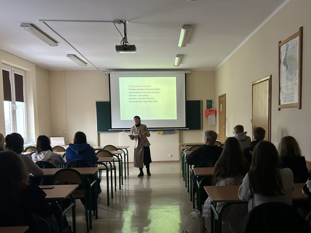 Grupa uczniów I LO w Radomsku bierze udział w warsztatach literaturoznawczych